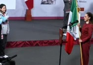 Claudia Sheinbaum abandera a la selección mexicana previo a su debut en la Copa del Mundo 2026: La patria confía