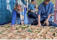 DPC Demokrat Pati Berbagi Daging Kurban dengan Besek Ramah Lingkungan