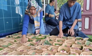 DPC Demokrat Pati Berbagi Daging Kurban dengan Besek Ramah Lingkungan