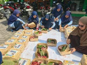 Inovasi Ramah Lingkungan: UMKU Distribusikan 2.300 Daging Kurban dengan Daun Jati