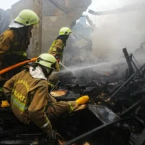 Kebakaran PT Dua Putra: Api Berhasil Dipadamkan, Namun Dua Titik Api Masih Menyala