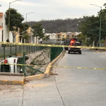 Localizan vehículo abandonado con arsenal, equipo táctico y ponchallantas en Sinaloa: un caso de preocupación en la región