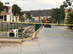 Localizan vehículo abandonado con arsenal, equipo táctico y ponchallantas en Sinaloa: un caso de preocupación en la región