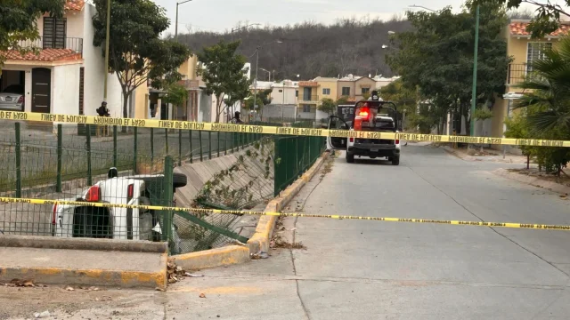 Localizan vehículo abandonado con arsenal, equipo táctico y ponchallantas en Sinaloa: un caso de preocupación en la región