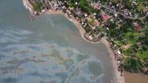 PEMEX confirma derrame de combustóleo en Salina Cruz, Oaxaca; asegura que fuga ya fue controlada